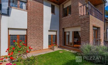 Casa en  venta . En dos plantas. Garage doble. Jardin. Zona Los Pinares