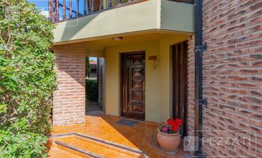 Casa en  venta . En dos plantas. Garage doble. Jardin. Zona Los Pinares