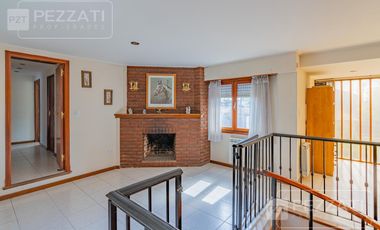 Casa en  venta . En dos plantas. Garage doble. Jardin. Zona Los Pinares