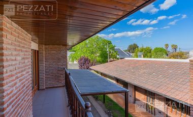 Casa en  venta . En dos plantas. Garage doble. Jardin. Zona Los Pinares