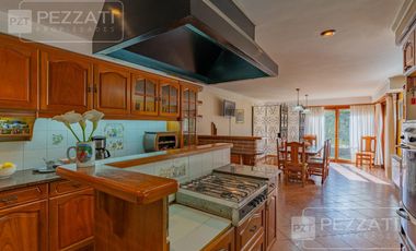 Casa en  venta . En dos plantas. Garage doble. Jardin. Zona Los Pinares