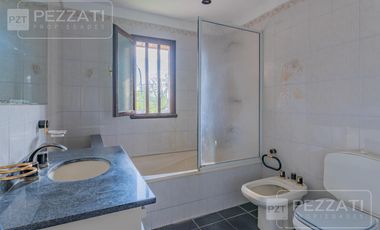 Casa en  venta . En dos plantas. Garage doble. Jardin. Zona Los Pinares