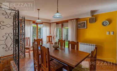 Casa en  venta . En dos plantas. Garage doble. Jardin. Zona Los Pinares