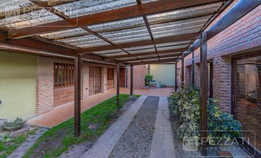 Casa en  venta . En dos plantas. Garage doble. Jardin. Zona Los Pinares