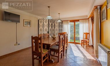 Casa en  venta . En dos plantas. Garage doble. Jardin. Zona Los Pinares