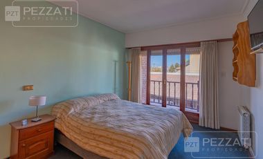 Casa en  venta . En dos plantas. Garage doble. Jardin. Zona Los Pinares