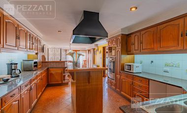 Casa en  venta . En dos plantas. Garage doble. Jardin. Zona Los Pinares