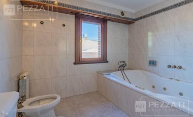 Casa en  venta . En dos plantas. Garage doble. Jardin. Zona Los Pinares