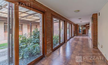 Casa en  venta . En dos plantas. Garage doble. Jardin. Zona Los Pinares