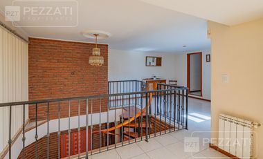 Casa en  venta . En dos plantas. Garage doble. Jardin. Zona Los Pinares