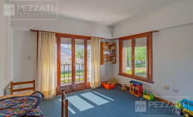 Casa en  venta . En dos plantas. Garage doble. Jardin. Zona Los Pinares