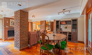 Casa en  venta . En dos plantas. Garage doble. Jardin. Zona Los Pinares