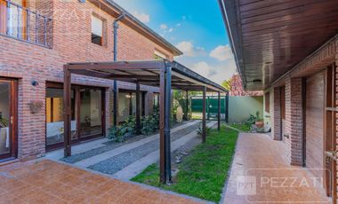 Casa en  venta . En dos plantas. Garage doble. Jardin. Zona Los Pinares