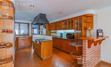 Casa en  venta . En dos plantas. Garage doble. Jardin. Zona Los Pinares