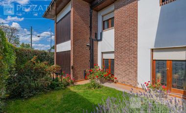 Casa en  venta . En dos plantas. Garage doble. Jardin. Zona Los Pinares