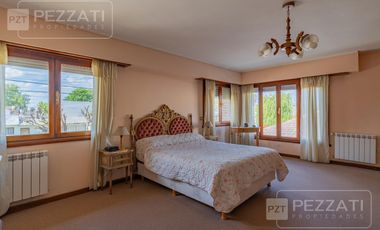 Casa en  venta . En dos plantas. Garage doble. Jardin. Zona Los Pinares