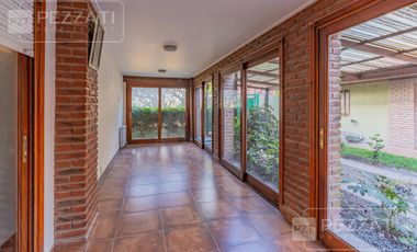 Casa en  venta . En dos plantas. Garage doble. Jardin. Zona Los Pinares