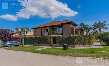 Casa en  venta . En dos plantas. Garage doble. Jardin. Zona Los Pinares