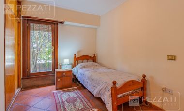 Casa en  venta . En dos plantas. Garage doble. Jardin. Zona Los Pinares