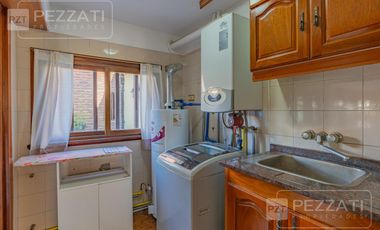 Casa en  venta . En dos plantas. Garage doble. Jardin. Zona Los Pinares