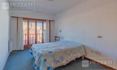 Casa en  venta . En dos plantas. Garage doble. Jardin. Zona Los Pinares