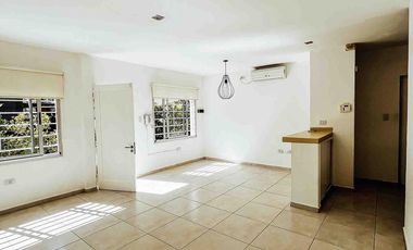 Casa en venta - 2 dormitorios 1 baño - Cochera - 105mts2 - City Bell