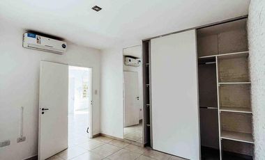 Casa en venta - 2 dormitorios 1 baño - Cochera - 105mts2 - City Bell