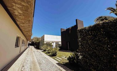 Casa en venta - 2 dormitorios 1 baño - Cochera - 105mts2 - City Bell