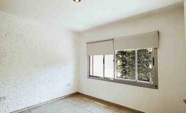 Casa en venta - 2 dormitorios 1 baño - Cochera - 105mts2 - City Bell