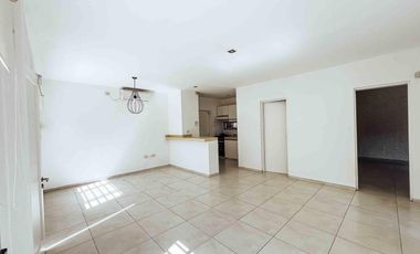 Casa en venta - 2 dormitorios 1 baño - Cochera - 105mts2 - City Bell