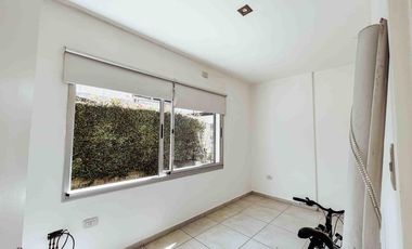 Casa en venta - 2 dormitorios 1 baño - Cochera - 105mts2 - City Bell