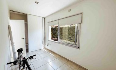 Casa en venta - 2 dormitorios 1 baño - Cochera - 105mts2 - City Bell