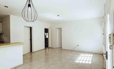 Casa en venta - 2 dormitorios 1 baño - Cochera - 105mts2 - City Bell