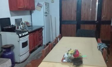 Casa en venta - 4 dormitorios 2 baño - cochera - 300mts2 - Los Hornos, La Plata