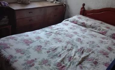Casa en venta - 4 dormitorios 2 baño - cochera - 300mts2 - Los Hornos, La Plata