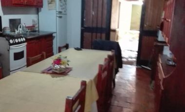 Casa en venta - 4 dormitorios 2 baño - cochera - 300mts2 - Los Hornos, La Plata