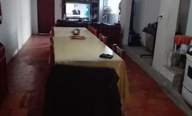 Casa en venta - 4 dormitorios 2 baño - cochera - 300mts2 - Los Hornos, La Plata