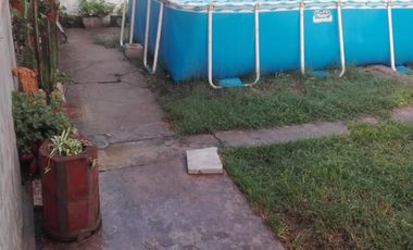 Casa en venta - 4 dormitorios 2 baño - cochera - 300mts2 - Los Hornos, La Plata