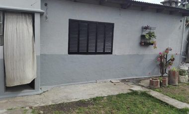 Casa en venta - 4 dormitorios 2 baño - cochera - 300mts2 - Los Hornos, La Plata