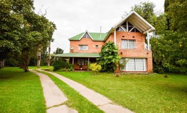 Chalet en cruce varela