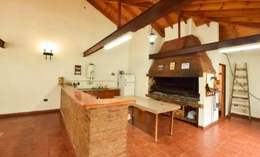 Chalet en cruce varela