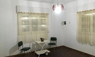 Casa en venta - 3 dormitorios 2 baños -  cochera - 8701mts2 - Villa Elisa