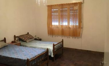 Casa en venta - 3 dormitorios 2 baños -  cochera - 8701mts2 - Villa Elisa