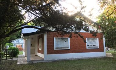 Casa en venta - 3 dormitorios 2 baños -  cochera - 8701mts2 - Villa Elisa