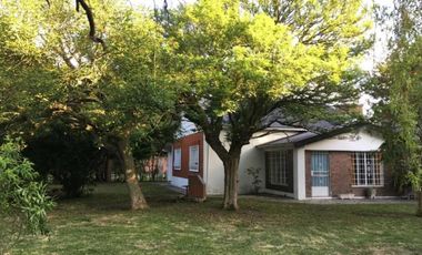 Casa en venta - 3 dormitorios 2 baños -  cochera - 8701mts2 - Villa Elisa