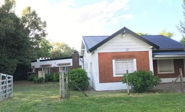 Casa en venta - 3 dormitorios 2 baños -  cochera - 8701mts2 - Villa Elisa