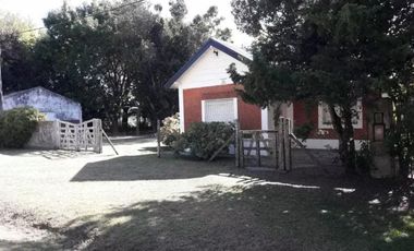 Casa en venta - 3 dormitorios 2 baños -  cochera - 8701mts2 - Villa Elisa
