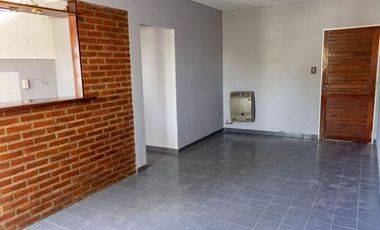 Departamento en venta - 3 Dormitorios 1 Baño 1 Cochera- 58mts2 - Villa Elvira [FINANCIADO]