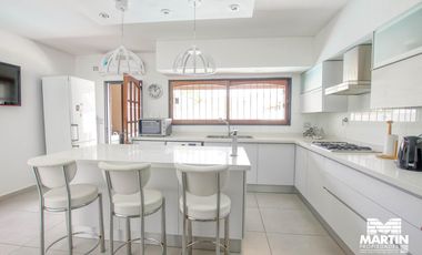 Casa duplex 5 ambientes con baño y toilette playroom jardin pileta quincho 2 cocheras