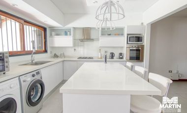 Casa duplex 5 ambientes con baño y toilette playroom jardin pileta quincho 2 cocheras